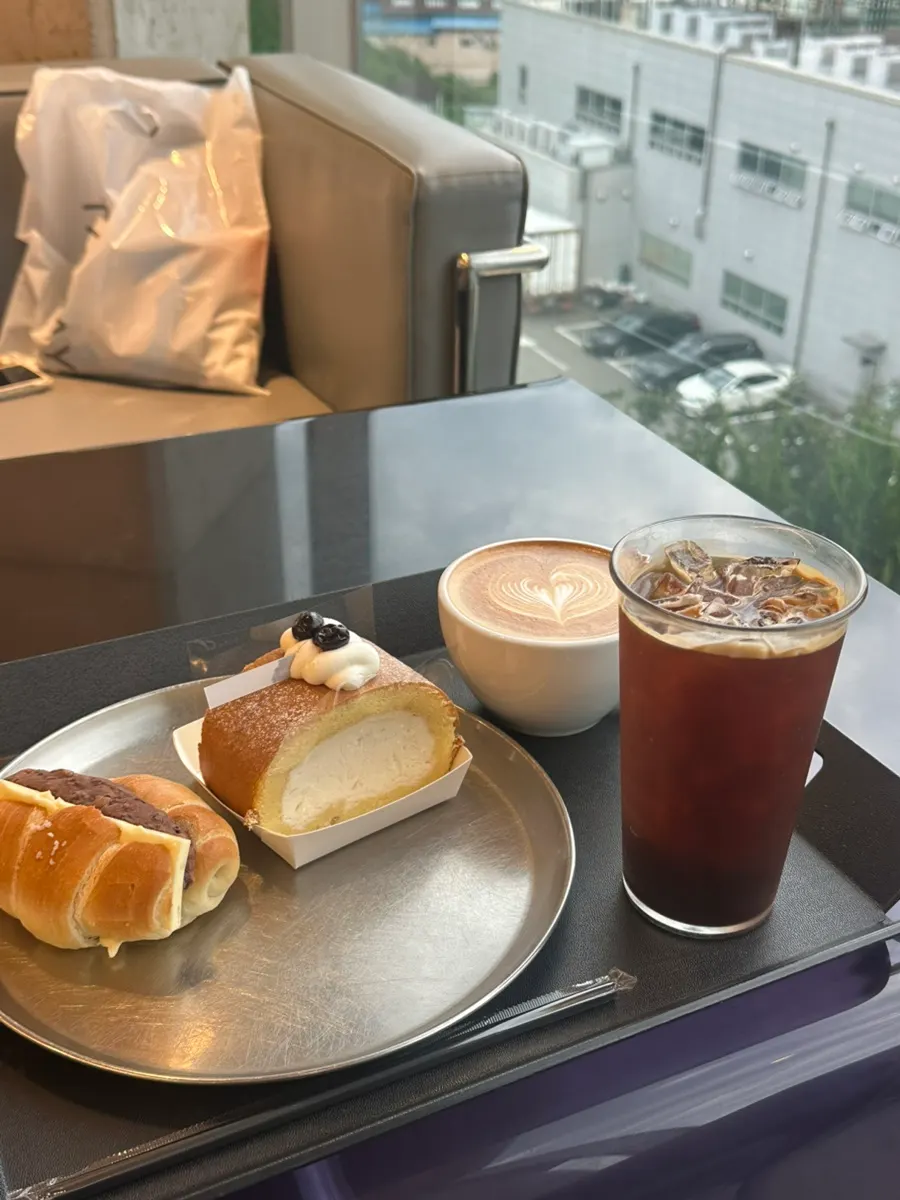 앙버터 소금빵과 롤케이크, 커피 한 상