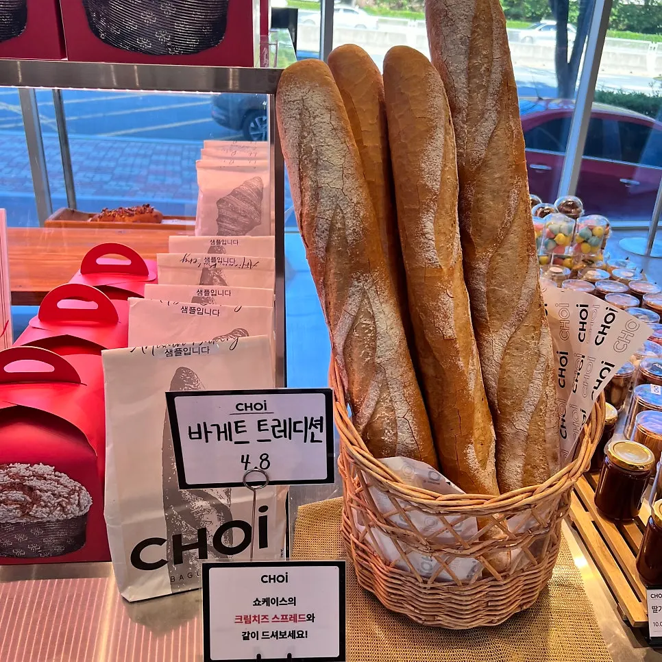 Jenis-jenis roti di atas rak paparan bakeri Choi