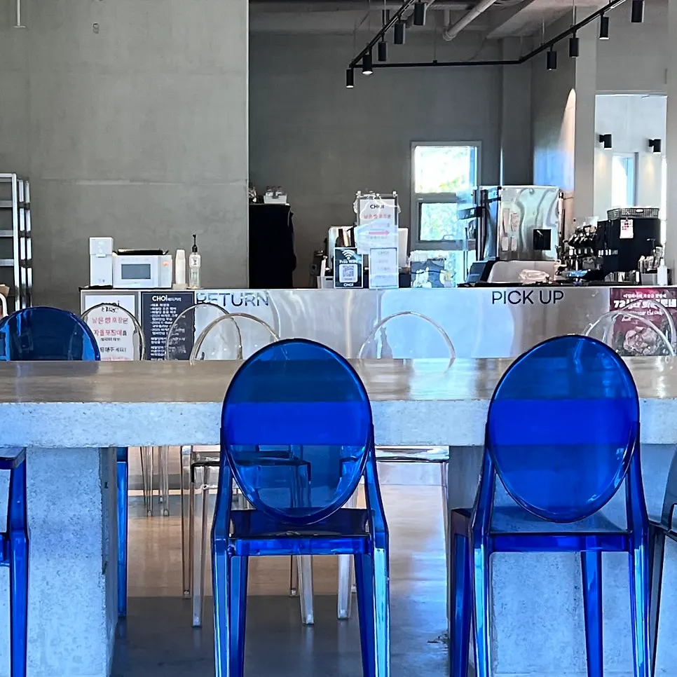 Roti Choi dan café latte di atas dulang
