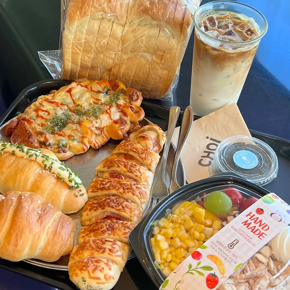 Meja dengan café latte dan roti Choi