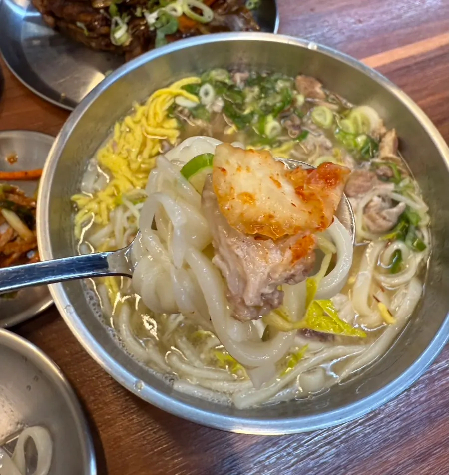 Tenderly cooked meat in bone kalguksu