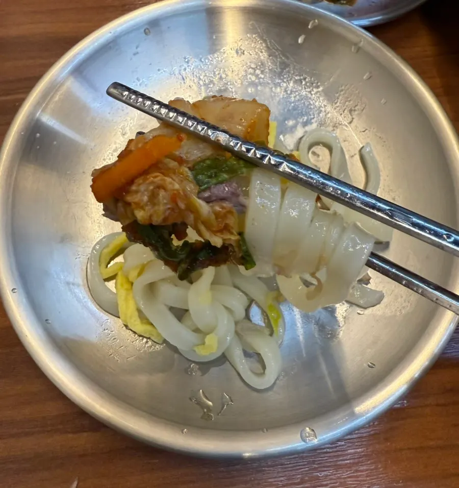 Bone kalguksu and side dishes