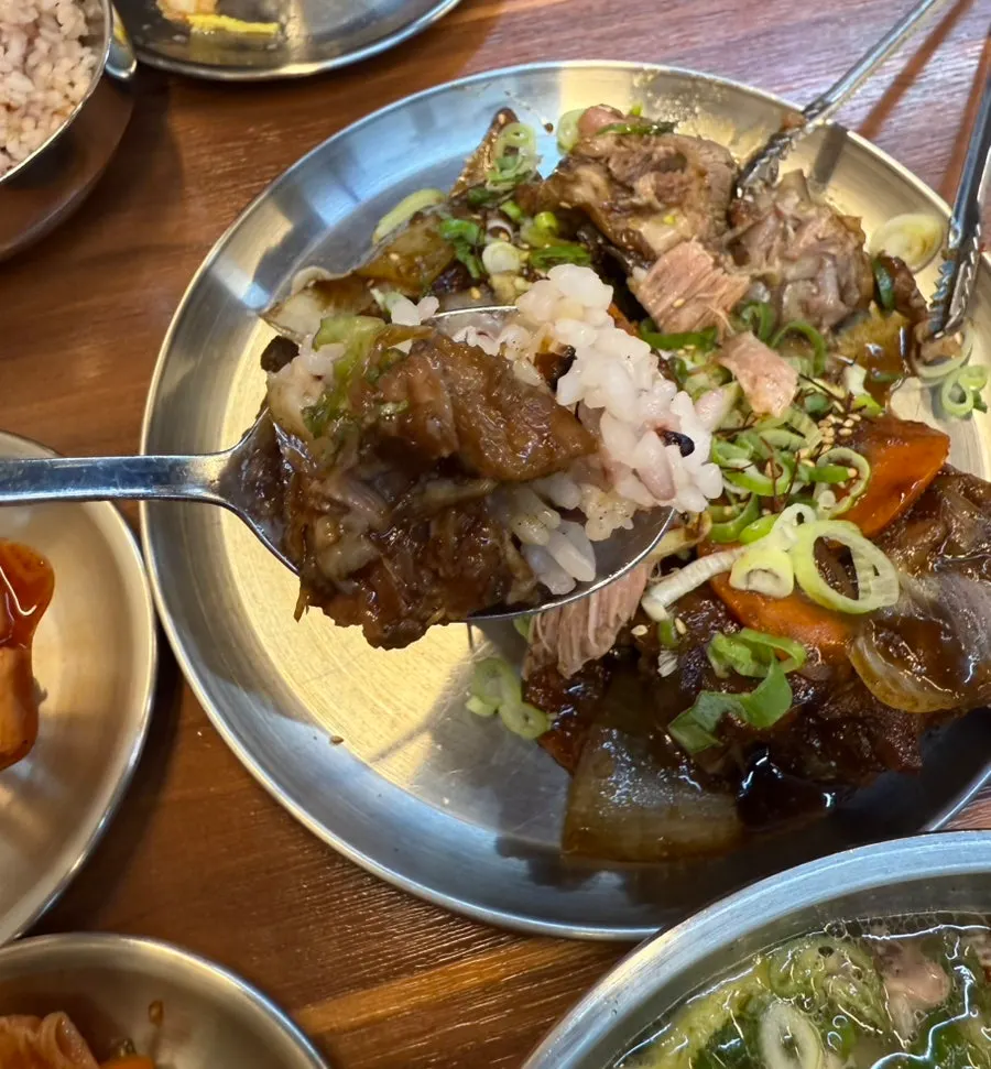 Galbi-seasoned grilled bone meat