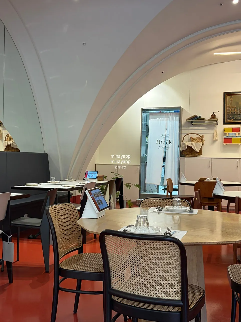 Window seating atmosphere at Bueokgan Restaurant