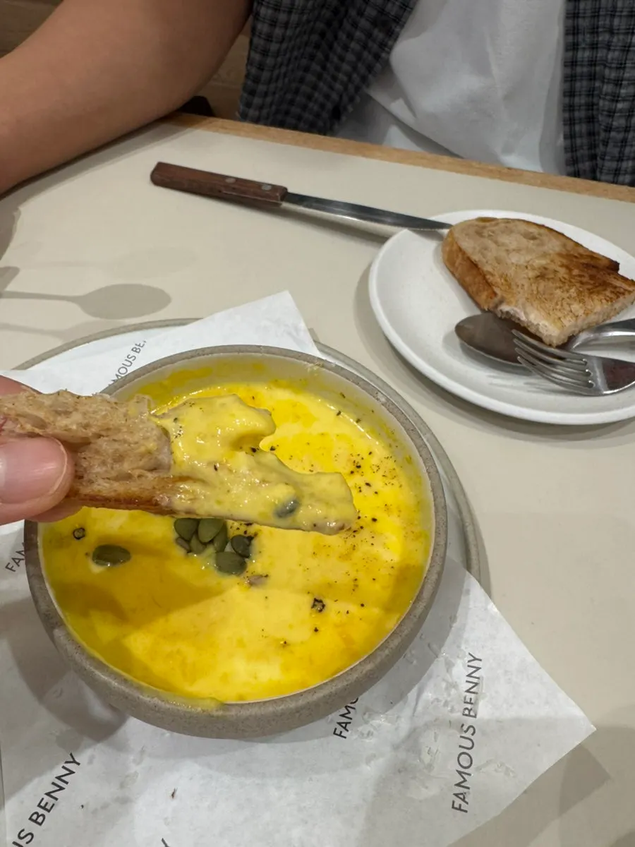 요거트볼을 한 스푼 떠먹는 모습