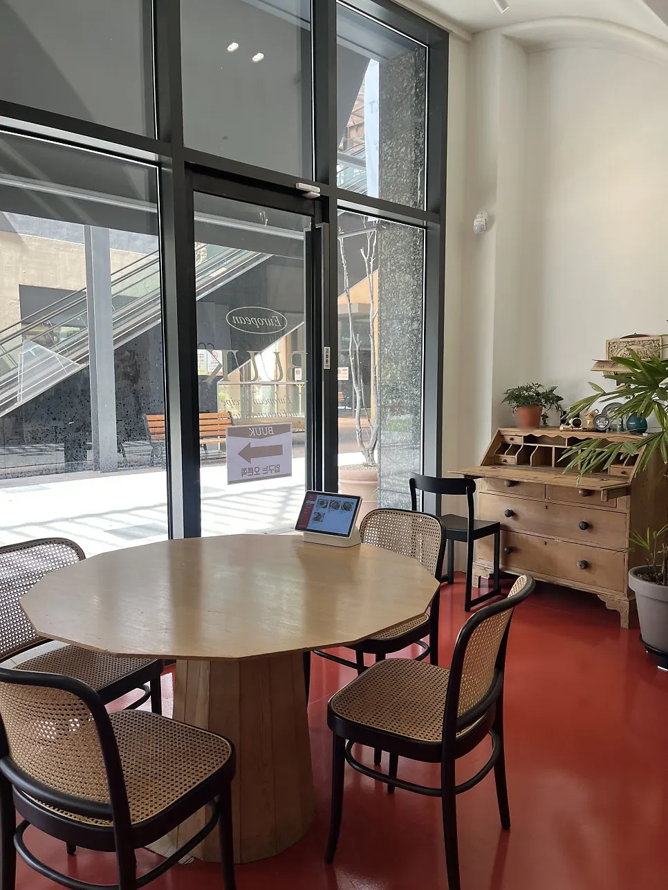 Interior decor of Bueokgan Restaurant Oslo Park Branch