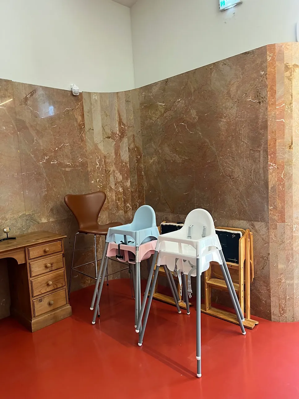 Vertical photo of the interior at Bueokgan Restaurant Oslo Park Branch