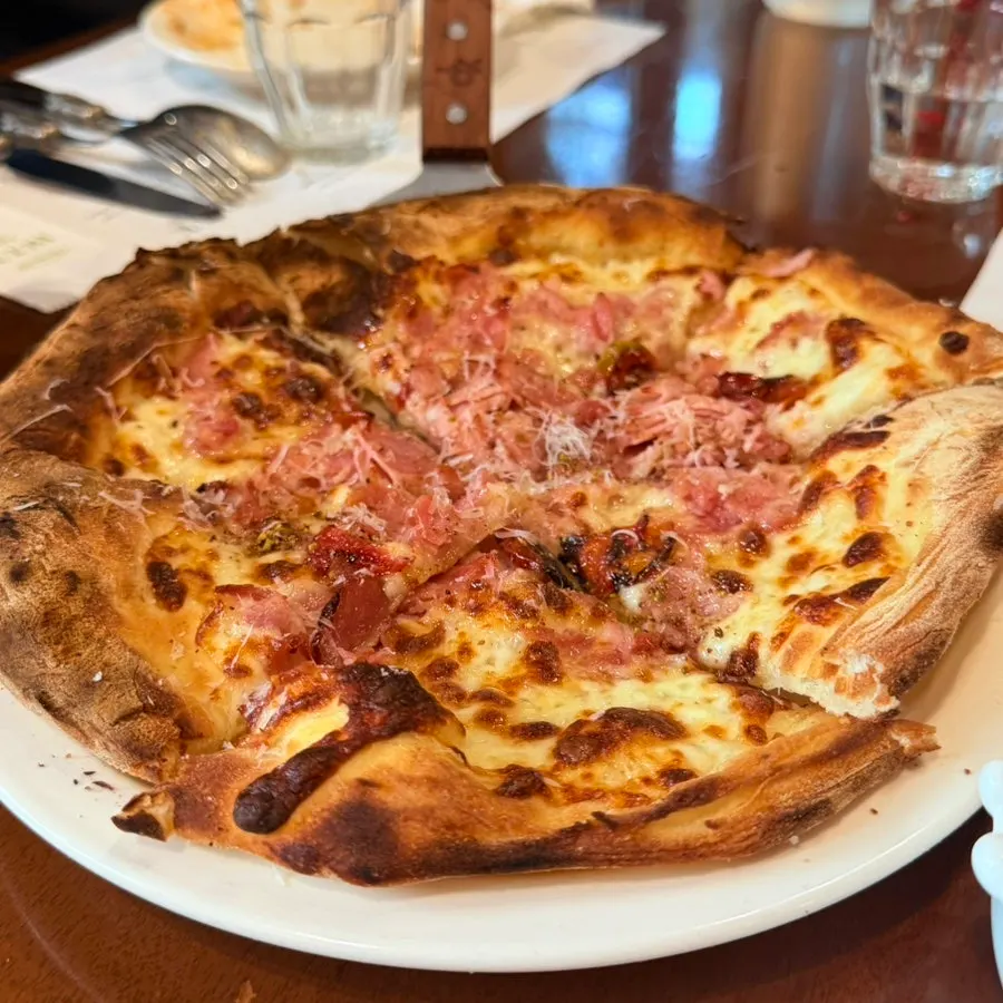 Bueokgan jambon pizza topped with jambon