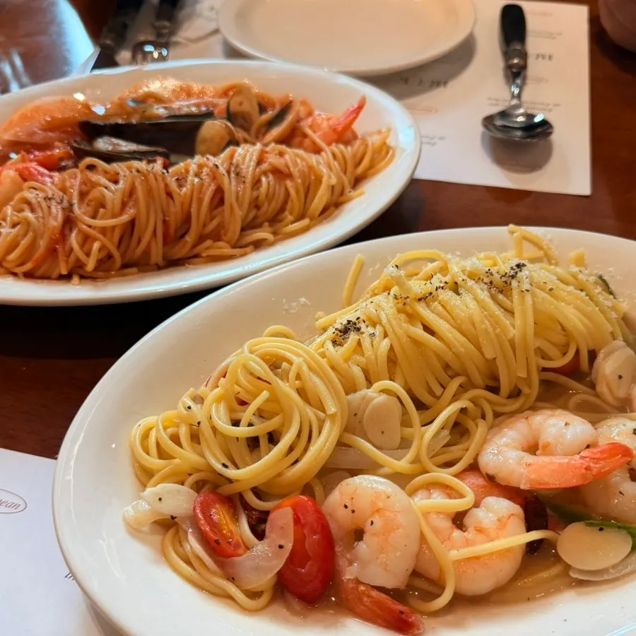 Seafood tomato pasta and basil pesto cream pasta