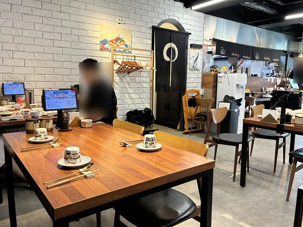 간격이 넉넉한 시로쿠마 테이블 좌석