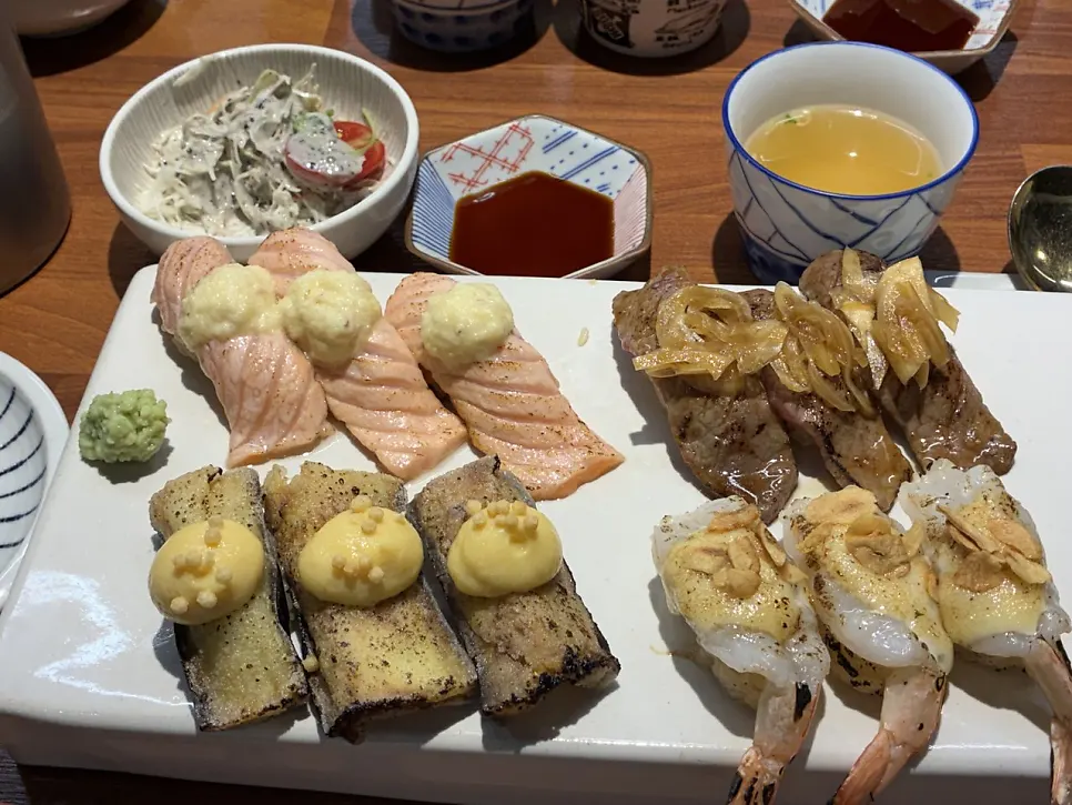 구운연어와 소고기, 가지초밥이 담긴 세트