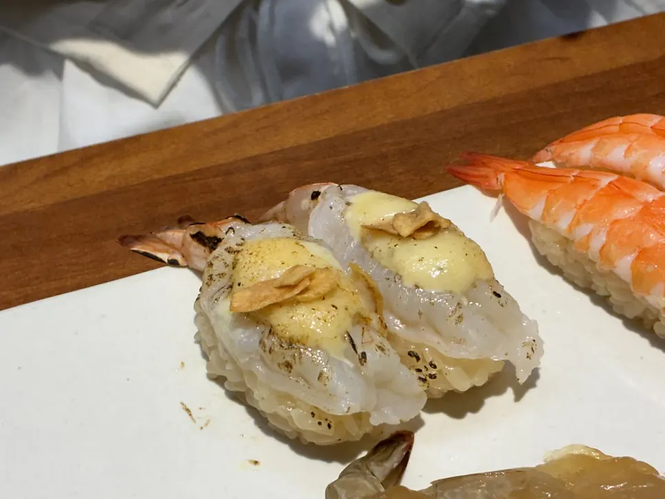 갈릭칩을 올린 갈릭새우 초밥