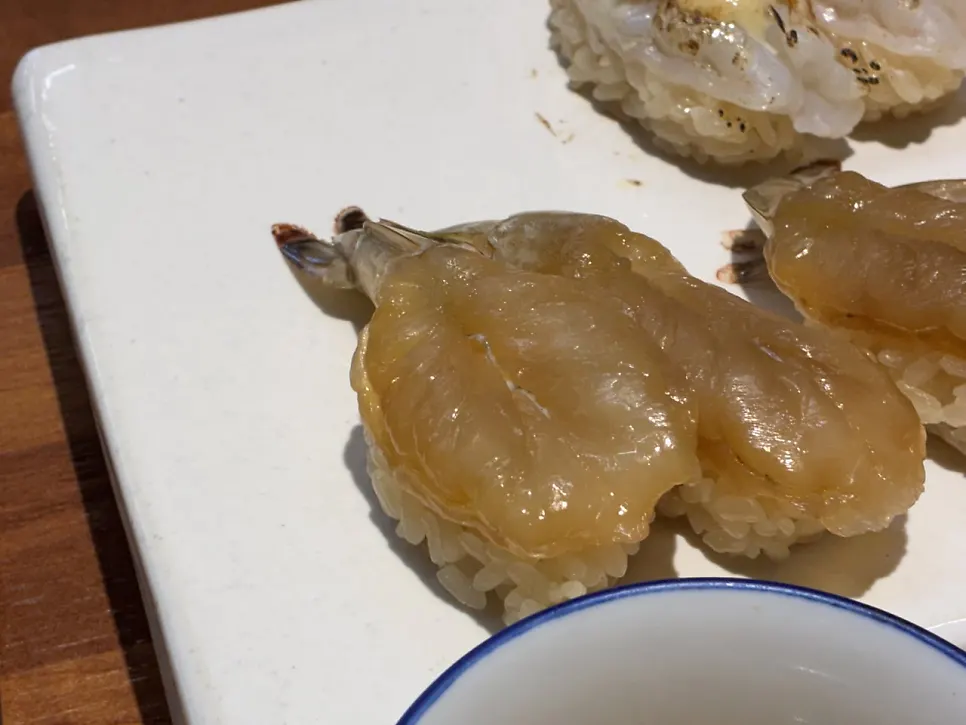 간장새우 초밥이 놓인 접시