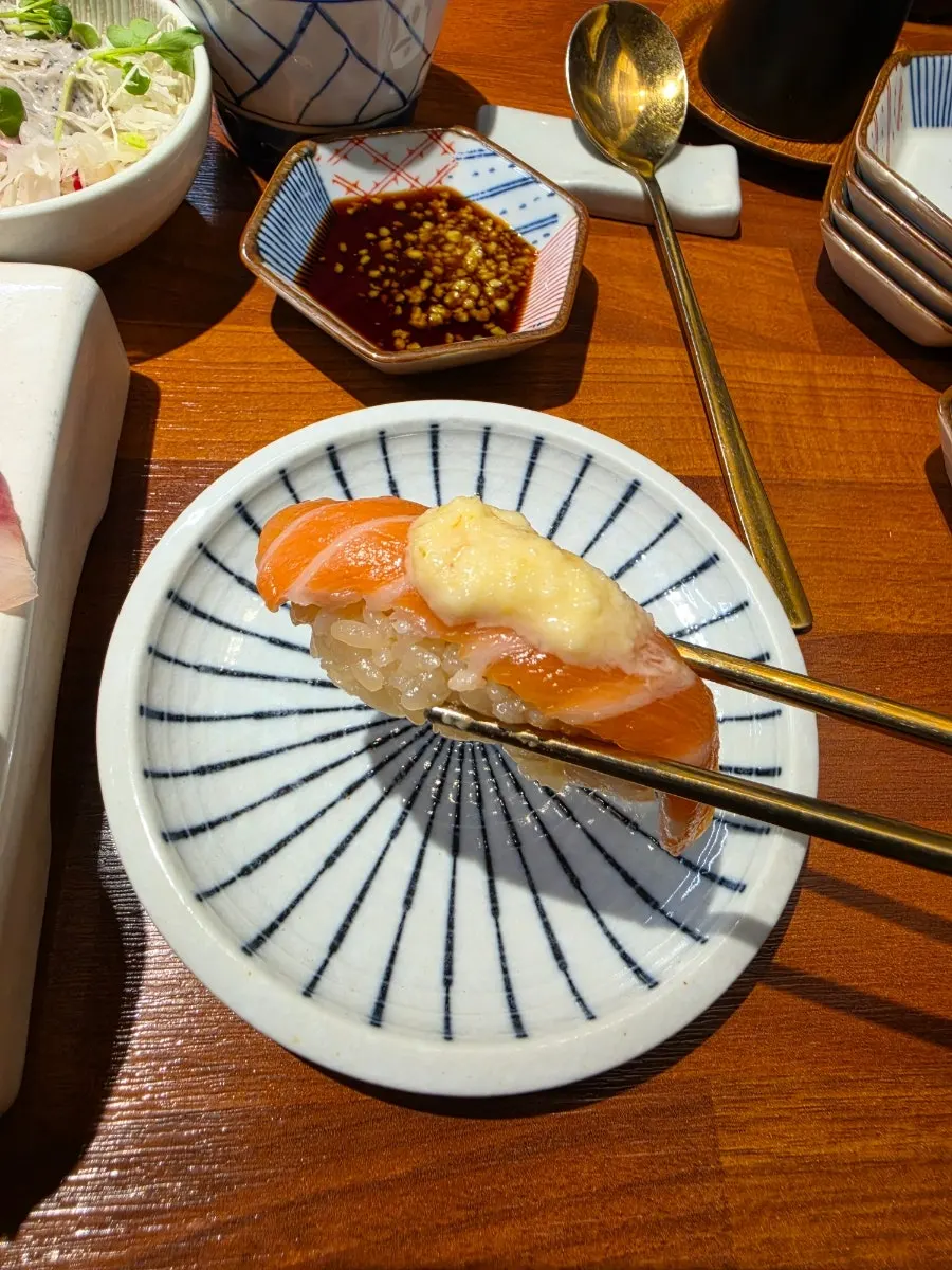 검붉은 초데리 밥이 보이는 초밥 클로즈업