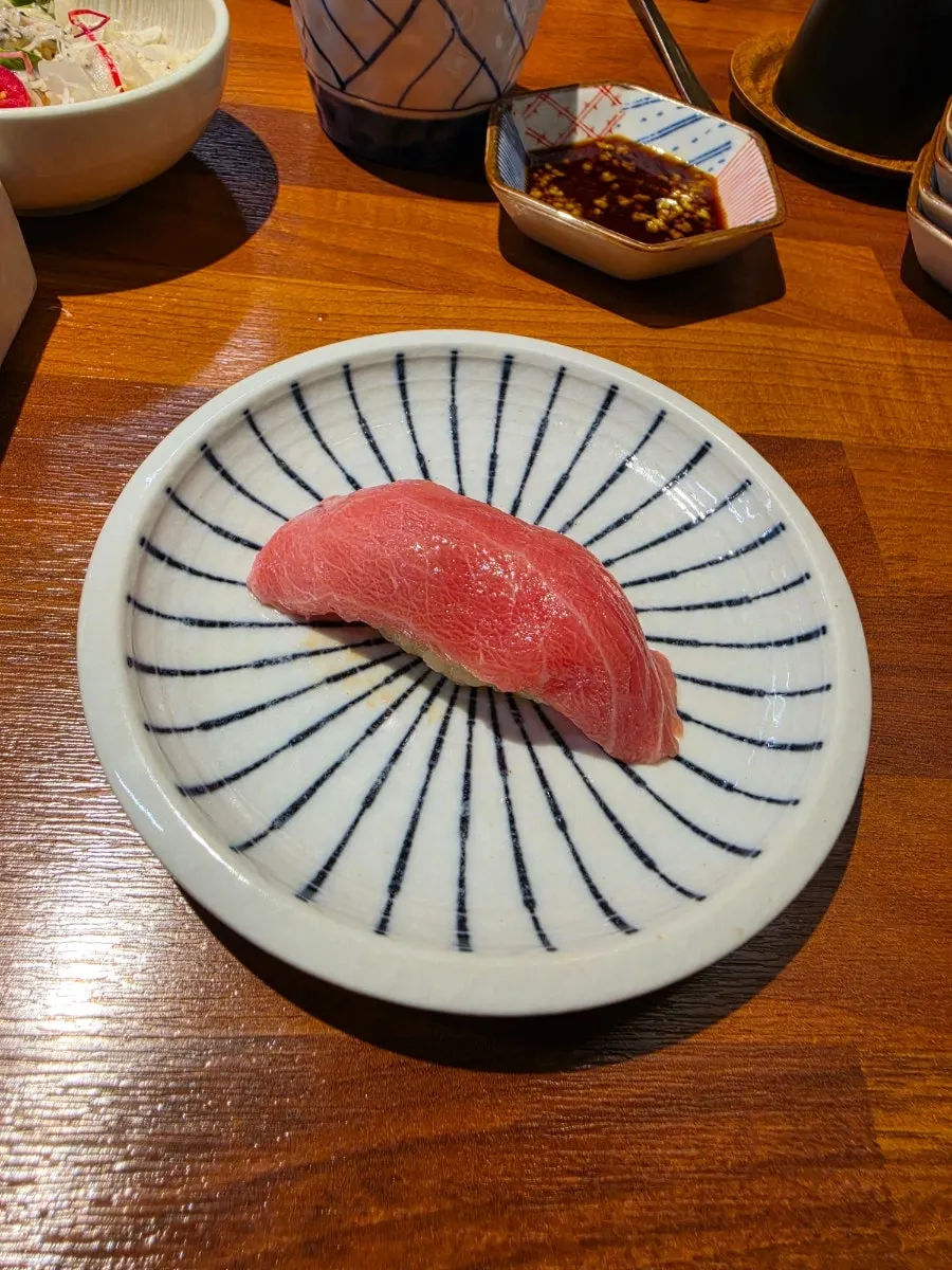 두툼하게 썰린 숙성회 초밥