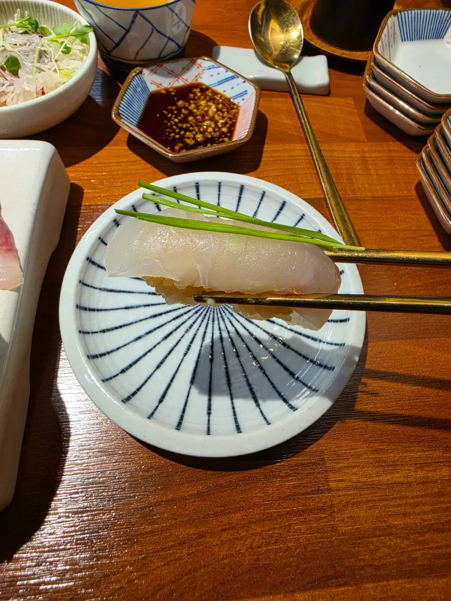 한치와 소고기 초밥이 놓인 접시