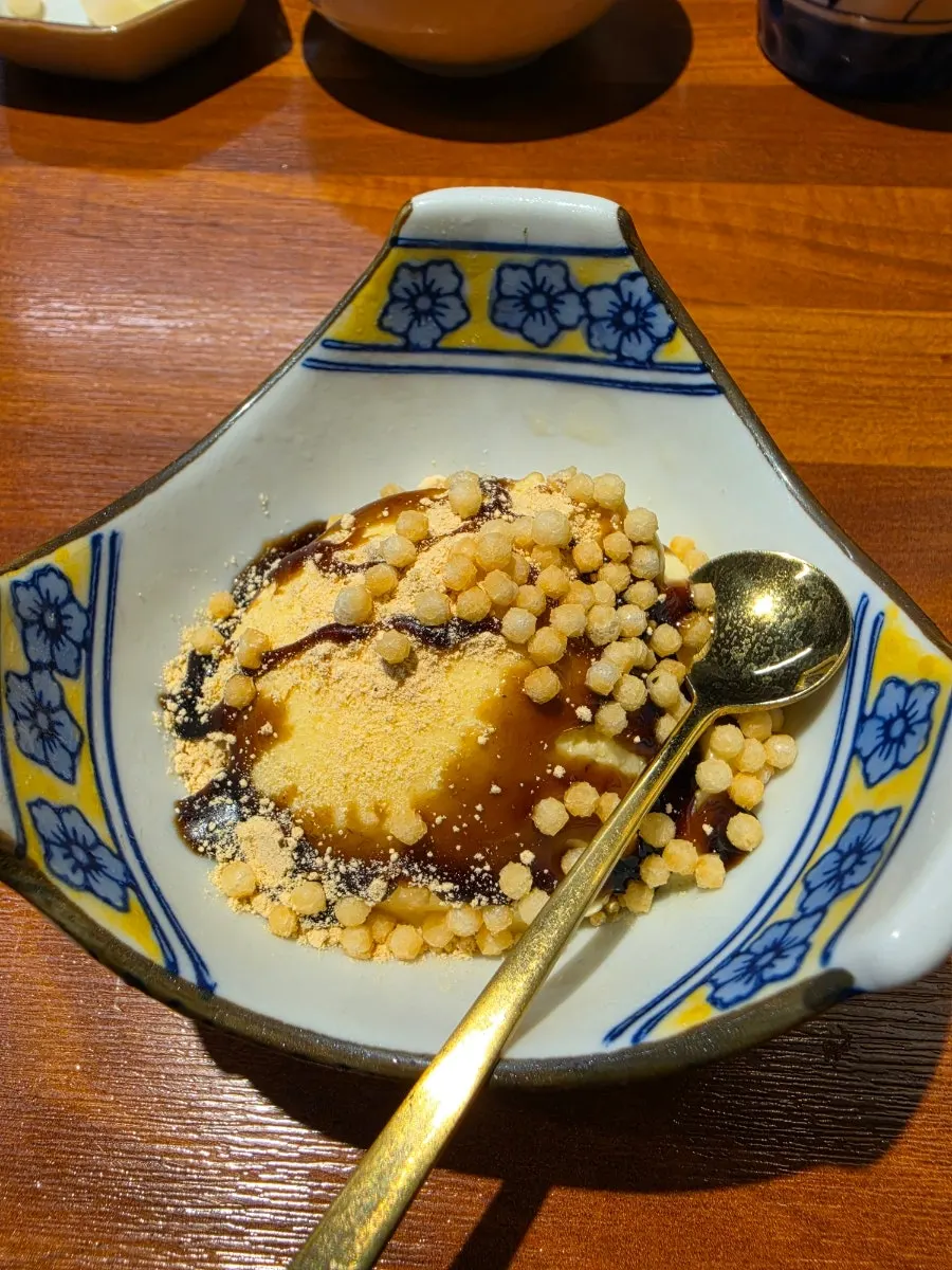 콩가루와 흑당시럽을 올린 흑당 아이스크림