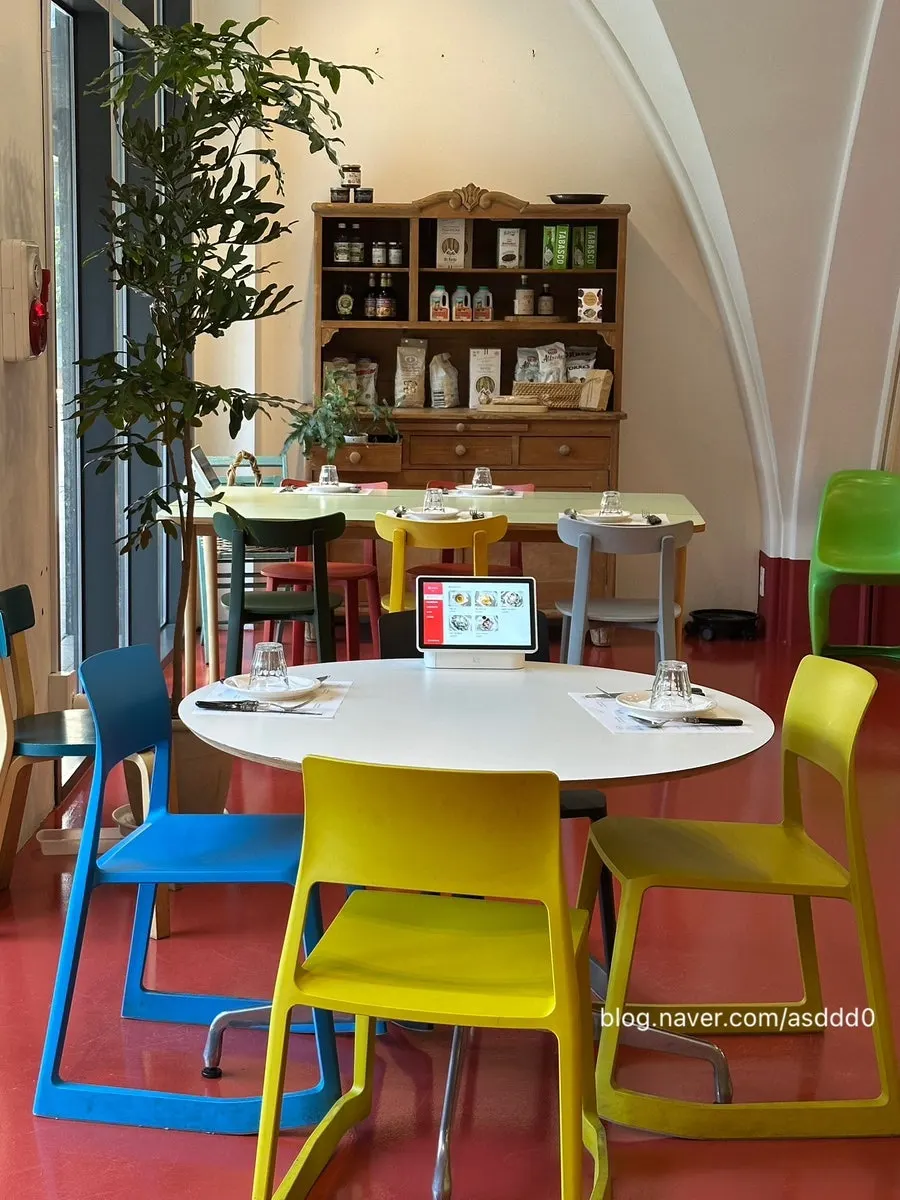 Full view of the restaurant hall on the basement level of Oslo Park