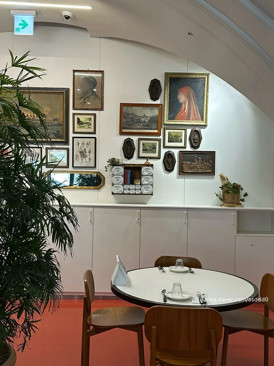 Interior decor items at Bueokgan Restaurant