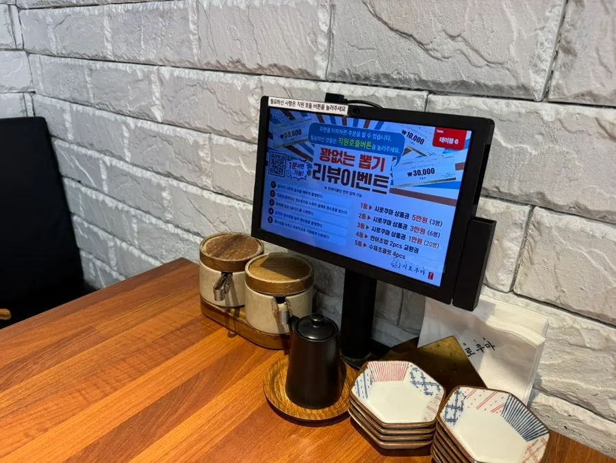 좌석 뒤편 옷과 가방 보관용 행거