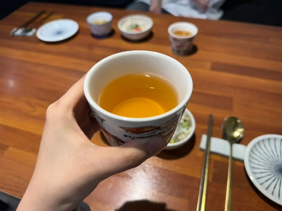 기본으로 나온 장국과 샐러드