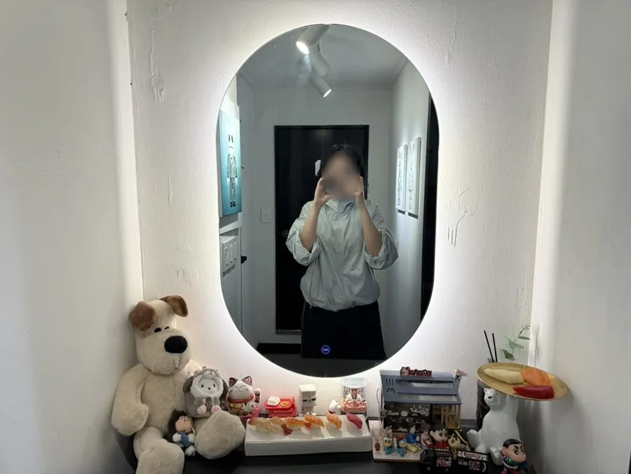 화장실 앞 조명 거울