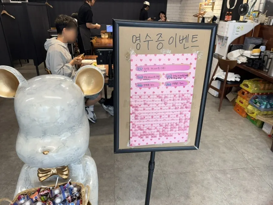 초밥과 사시미 모양 피규어 장식