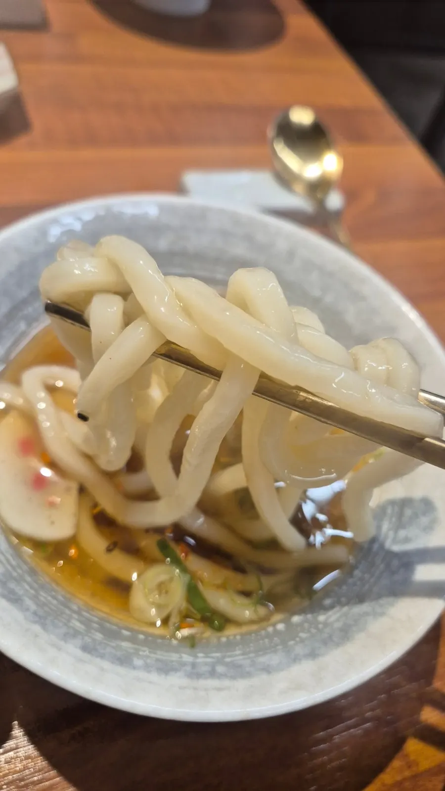 점심 세트로 나온 뜨끈한 우동