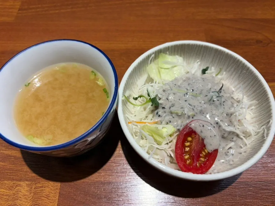 Basic broth and salad served at Shirokuma