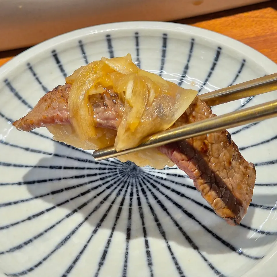 Tuna belly sushi eaten without soy sauce