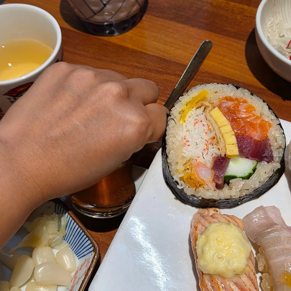 Sushi set including egg sushi