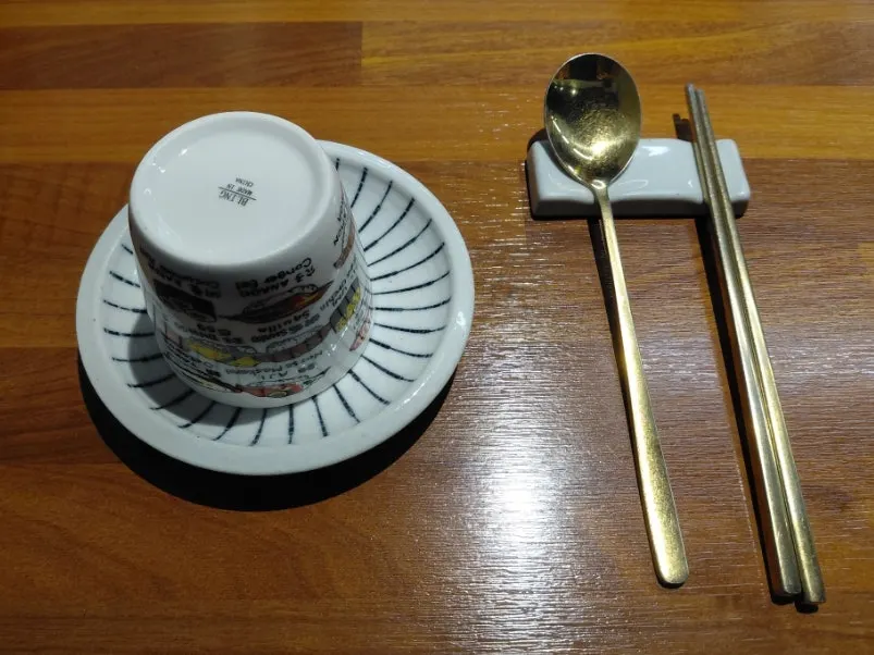 테이블 옆면에 세팅된 락교와 초생강, 간장