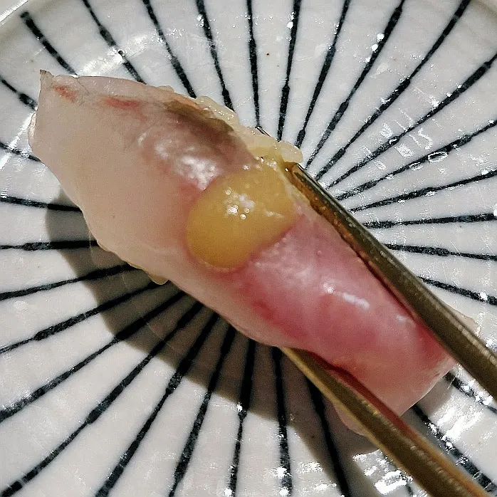 특제 소스가 올라간 가지초밥