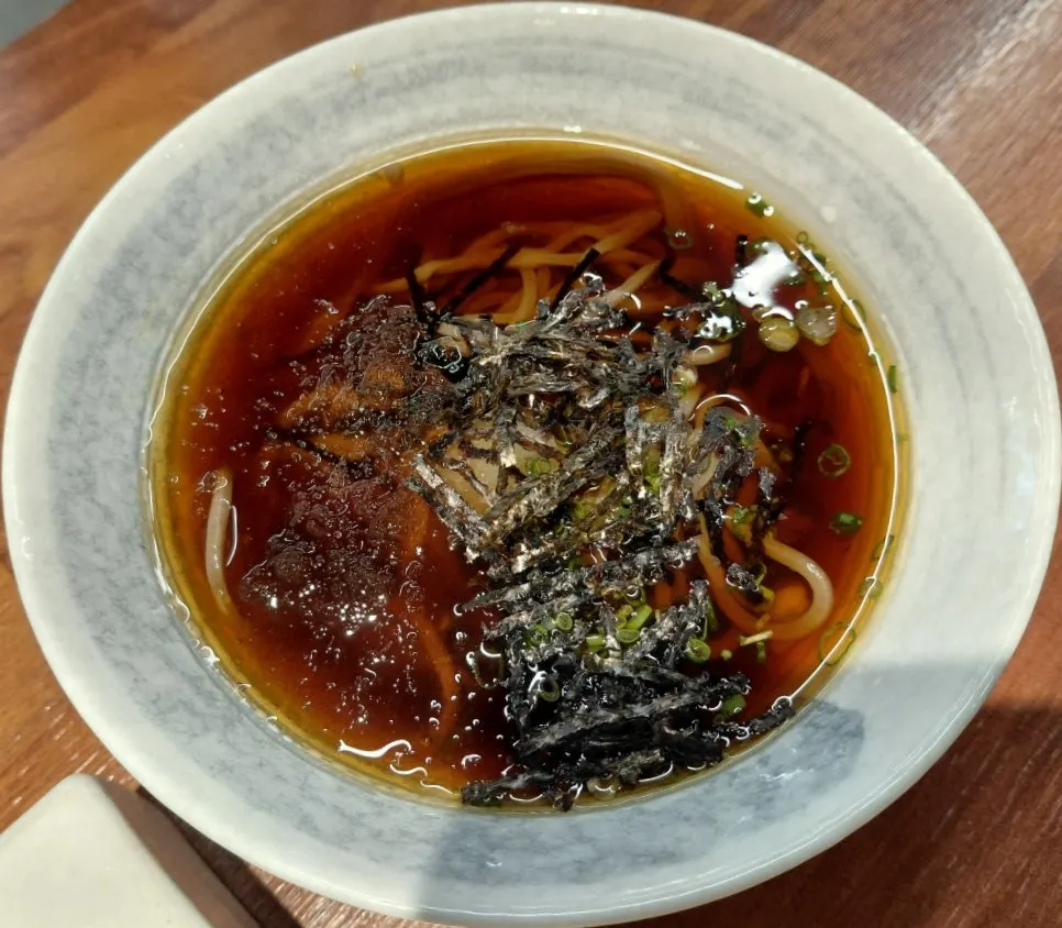 점심특선 서비스로 나온 메밀국수 한 상