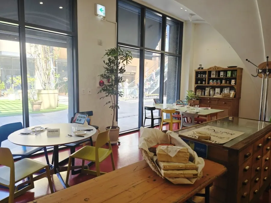 Dining hall seating at Bueokgan Restaurant, popular with families