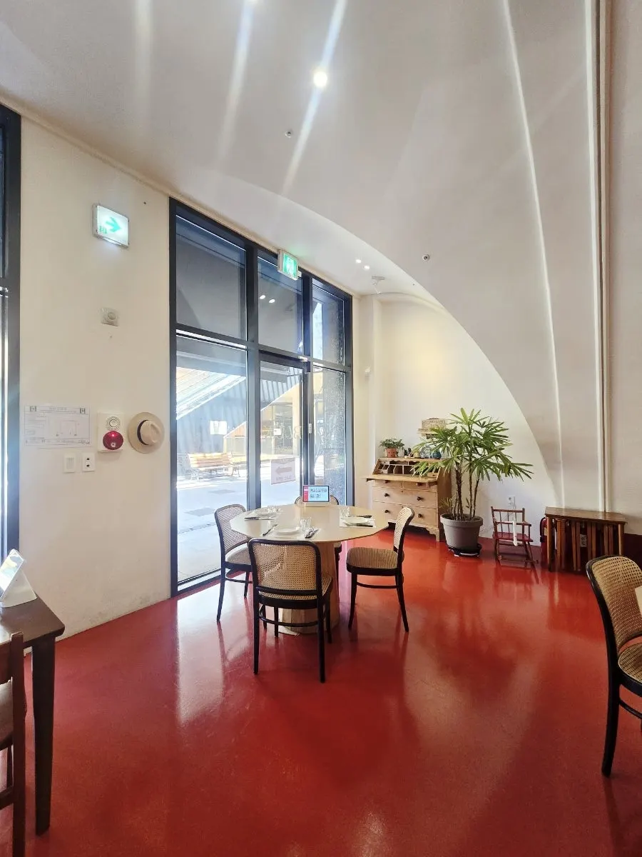 High-ceilinged interior of Bueokgan Restaurant Oslo Park Branch