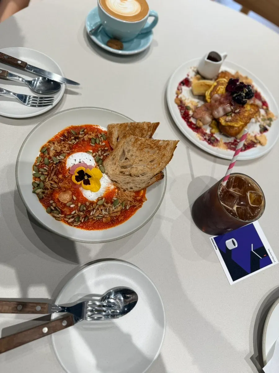 베이컨을 올린 크루아상 프렌치토스트