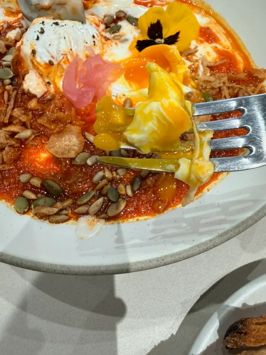 반숙 노른자가 올려진 갈릭버터에그