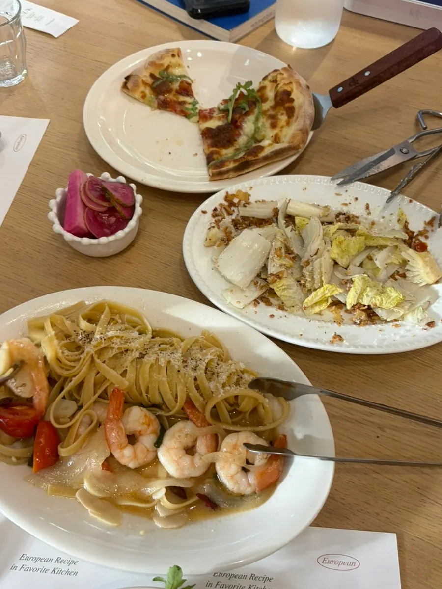 Oil pasta with shrimp and anchovies