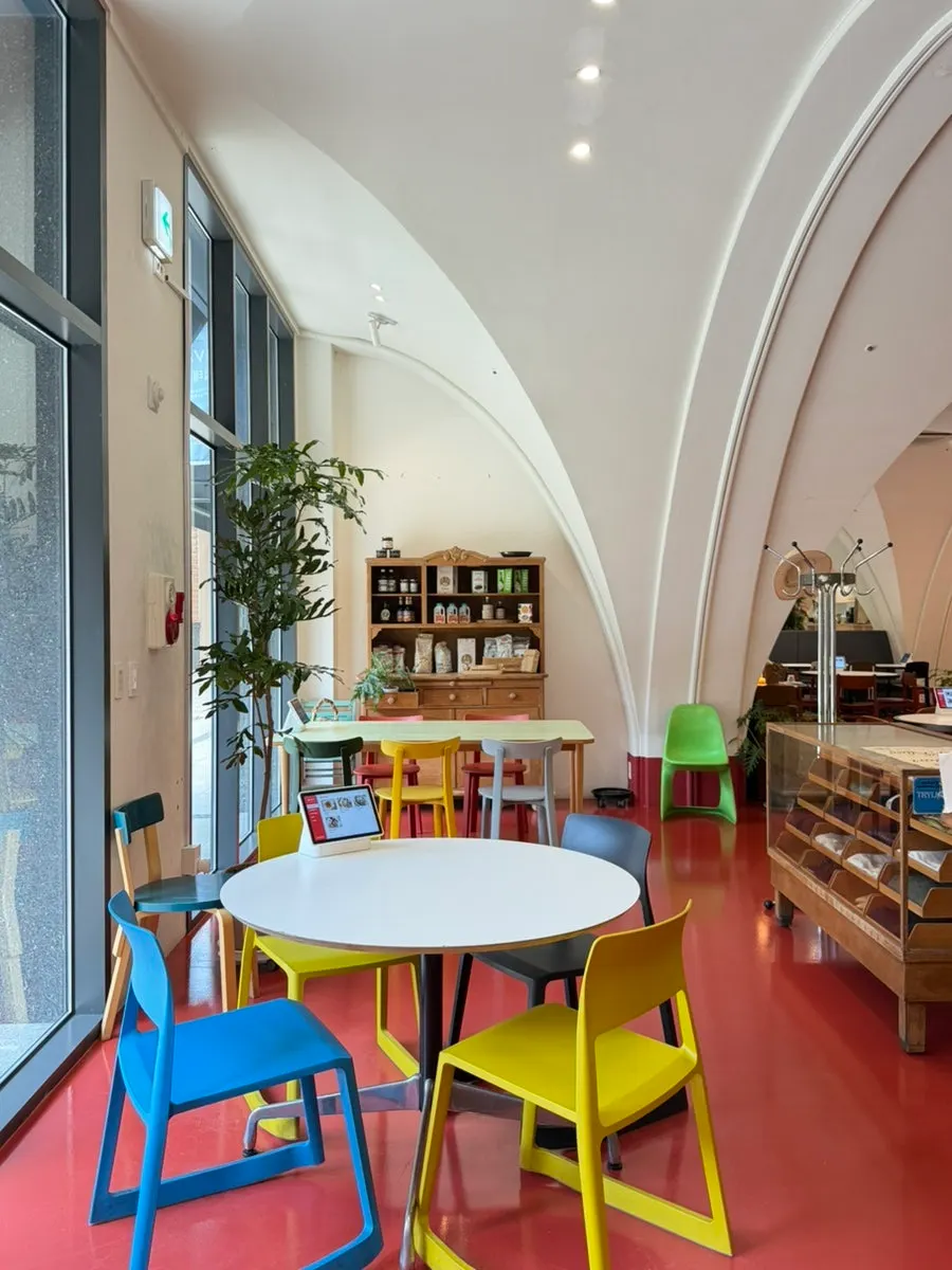 Restaurant space with a museum-like atmosphere