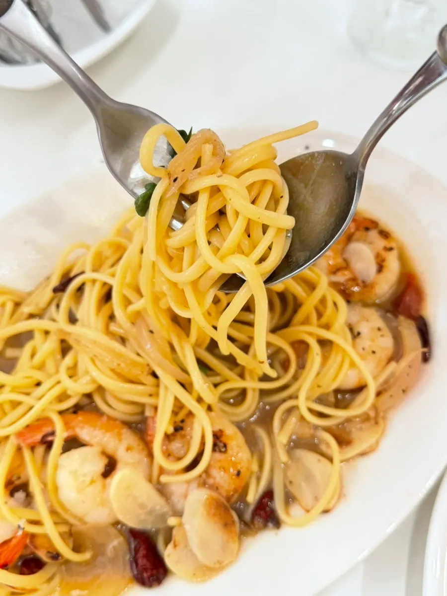 Oil pasta topped with plump shrimp