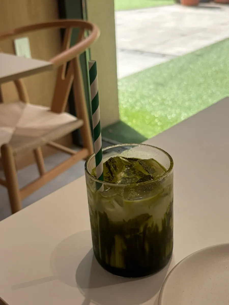 Bàn ăn với nhiều món gọi cùng lúc