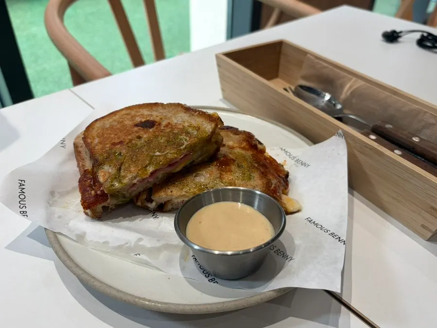 Toast ham phô mai trên bánh sourdough