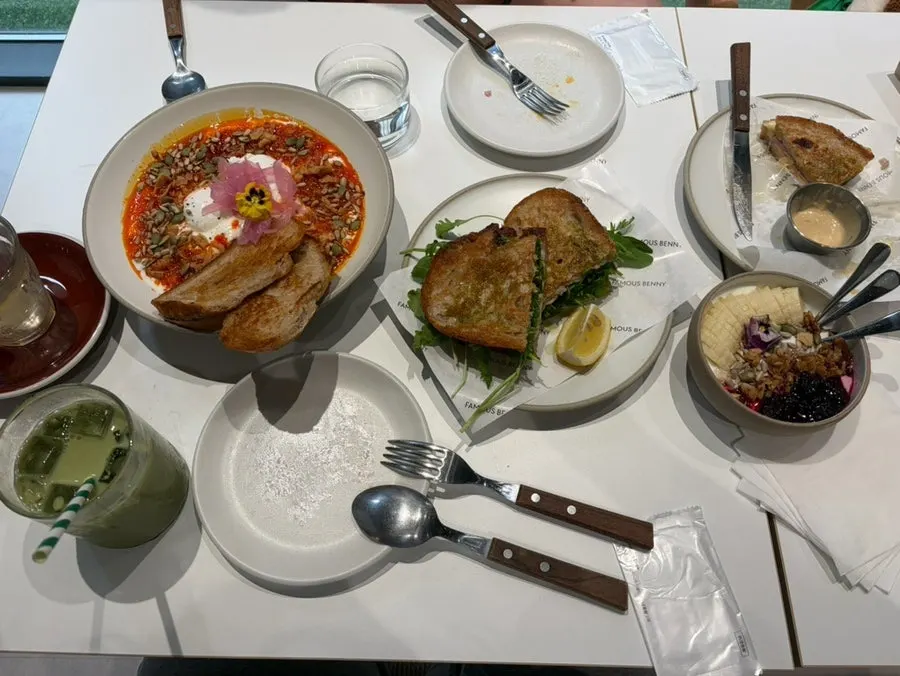 Toast phô mai arugula phủ mật ong