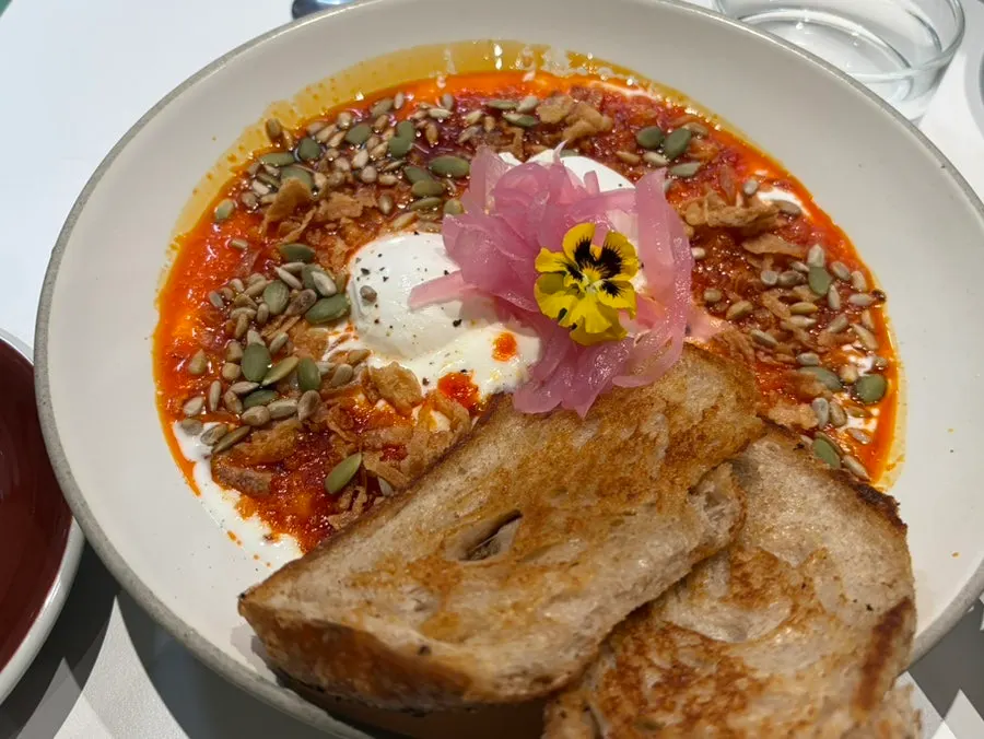 Yogurt bowl phủ berry và granola