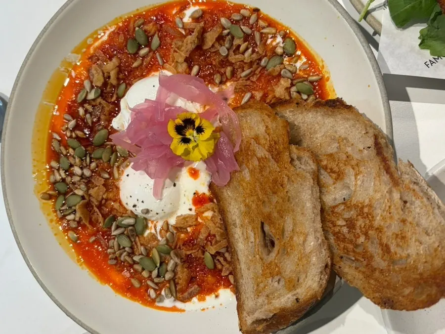 Cận cảnh granola trong yogurt bowl