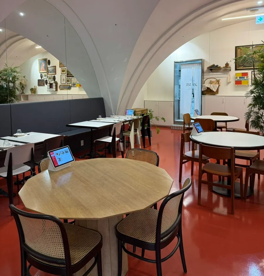 Oslo Park main plaza and restaurant directions