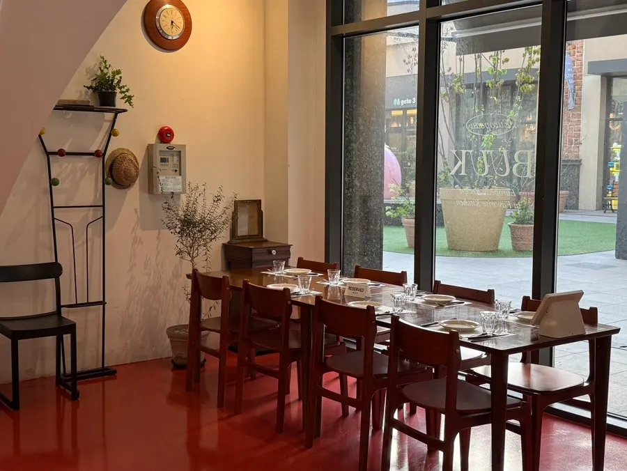 Spacious dining hall and group tables at Bueokgan Restaurant