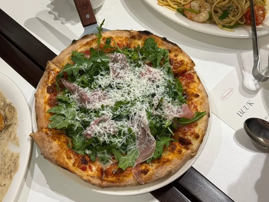 A whole arugula prosciutto pizza