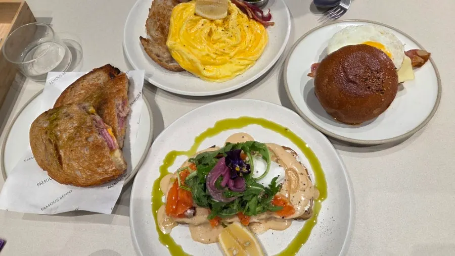 Four brunch plates set on the table